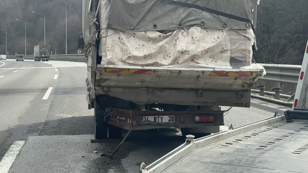 Ankara İstanbul Yolu Bolu Dağı Tüneli’nde  Kaza: Otomobil ile Kamyonet Çarpıştı! 2’si Çocuk 4 Yaralı