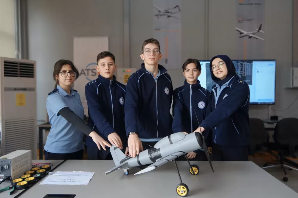 Antalya’da geleceğin havacıları yetişiyor Lise bahçesinde dev uçakla uygulamalı eğitim