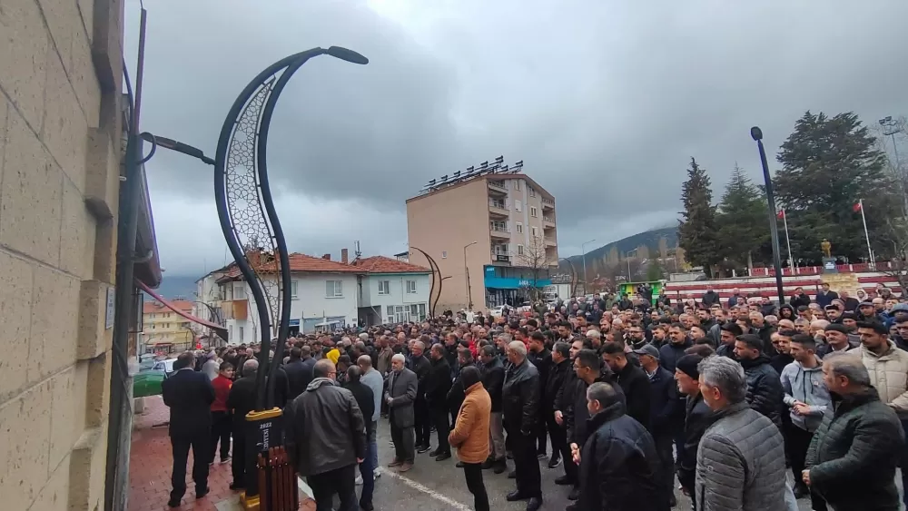Isparta-Antalya yolundaki kazada hayatını kaybeden nişanlı çift Ağlasun’da toprağa verildi