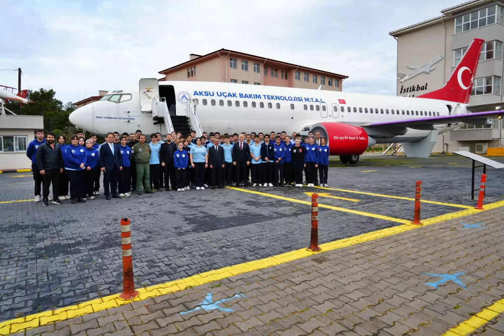 Antalya’da geleceğin havacıları yetişiyor Lise bahçesinde dev uçakla uygulamalı eğitim