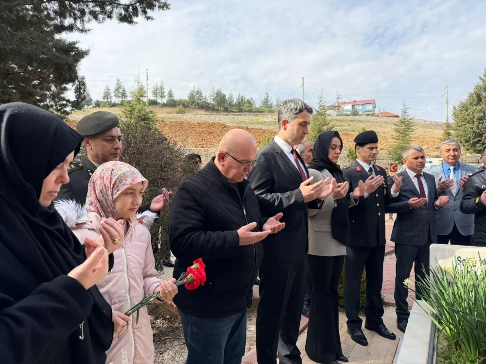 Bucak’ta şehitler kabri başında dualarla anıldı