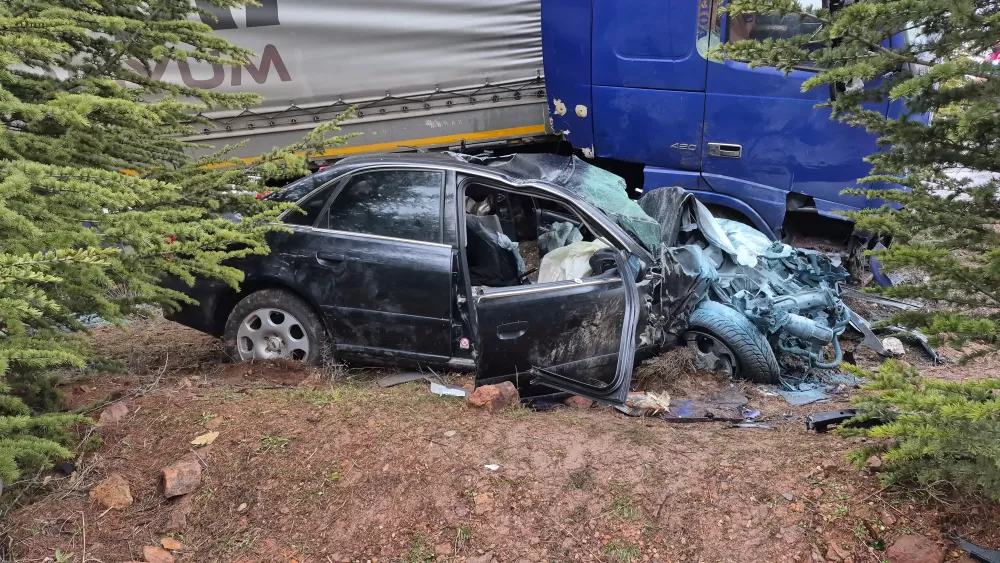 Eskişehir Seyitgazi  Afyon Ölüm Yolu tır ile otomobil kazası 1 ölü 1 ağır 2 yaralı 