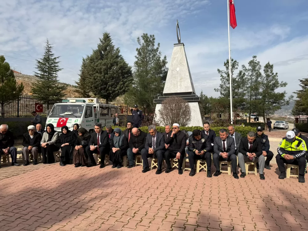 Bucak’ta şehitler kabri başında dualarla anıldı