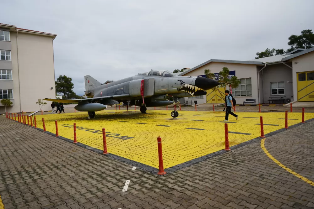 Antalya’da geleceğin havacıları yetişiyor Lise bahçesinde dev uçakla uygulamalı eğitim