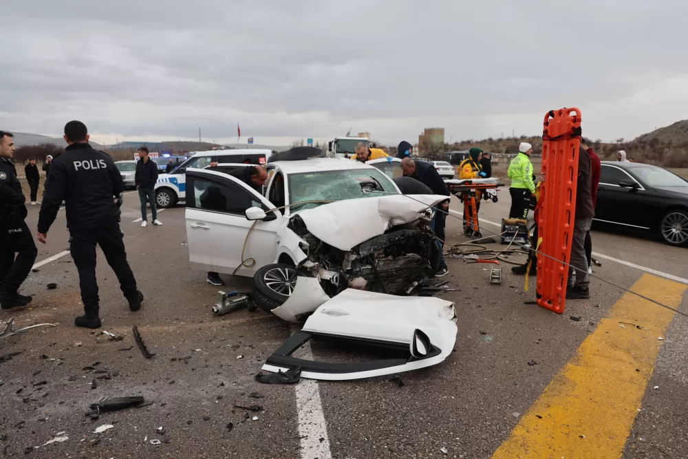 Ankara'dan geliyorlardı Nevşehir'de Bayram arifesinden kafa kafaya çarpıştılar Baba ve 2 oğlu hayatını kaybetti  1 ağır 6 yaralı 