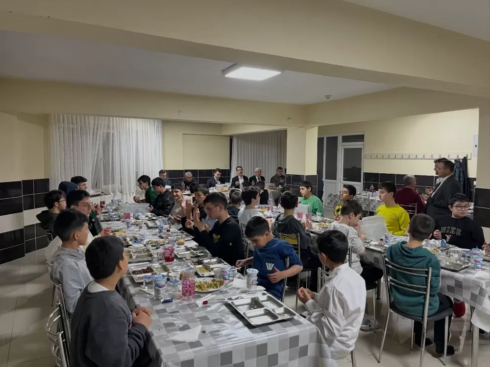 Gölhisar'da Ramazan bereketi Protokol ve öğrenciler iftarda buluştu