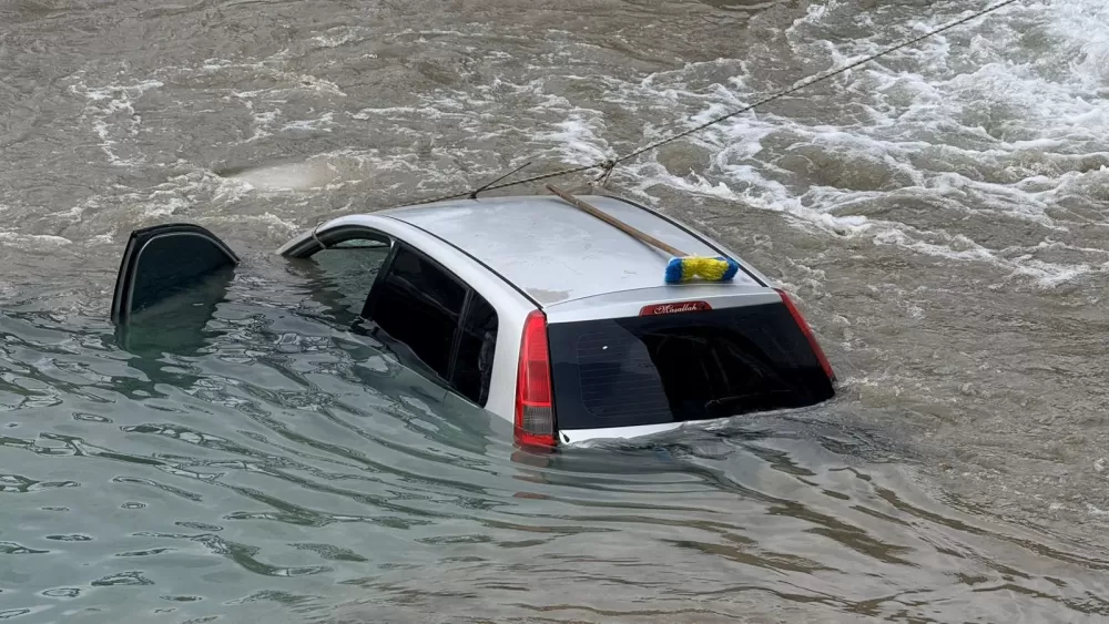 Antalya’da kontrolden çıkan otomobil Köprüçayı Irmağı’na uçtu