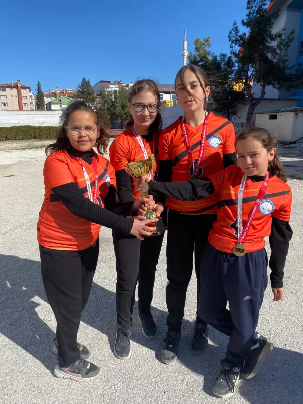 Çeltikçi Ortaokulu sporcuları madalyalara doymuyor! İl ve bölge yarışmalarına damga vurdular