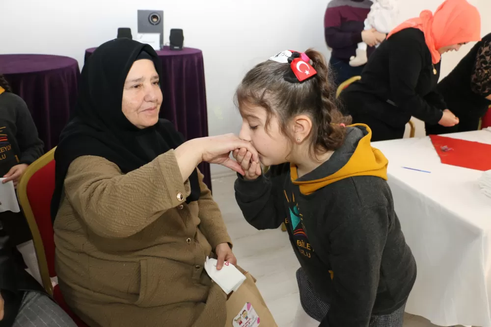 Nineler ve torunları mendil geleneğinde buluştu: Ellerini öptükleri ninelerinin sardığı mendillerden hediyelerini aldılar