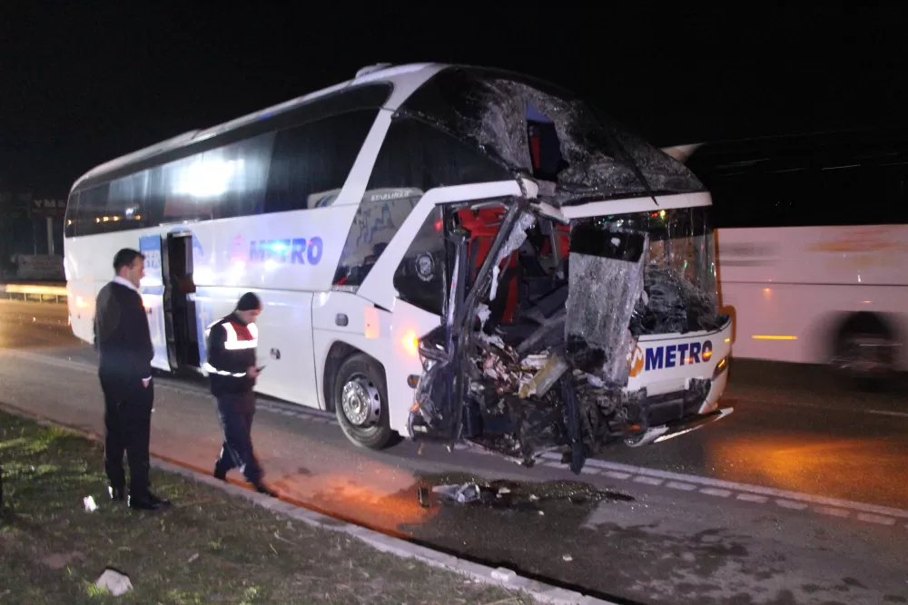  Amasya'da yolcu otobüsü ile tırın çarpıştığı kazada 11 yaralı
