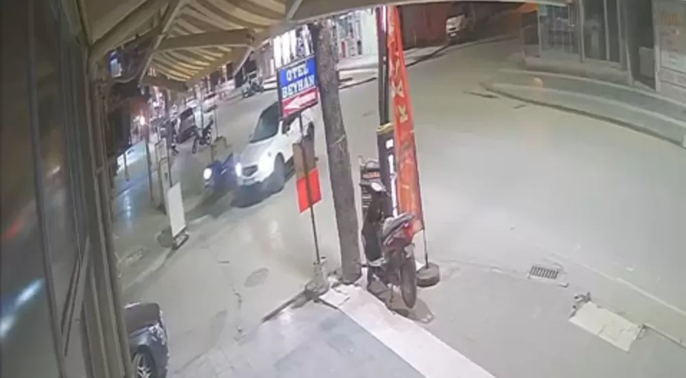 Burdur'da otomobil ile çarpışan motosikletlinin yaralandığı kaza kamerada