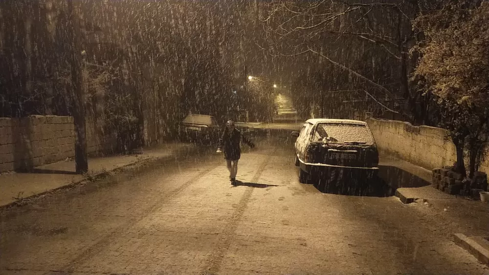 Denizli ve ilçelerinde Bahar ayında lapa lap kar araçlar yolda kalırken çocuklar keyfini çıkardı 