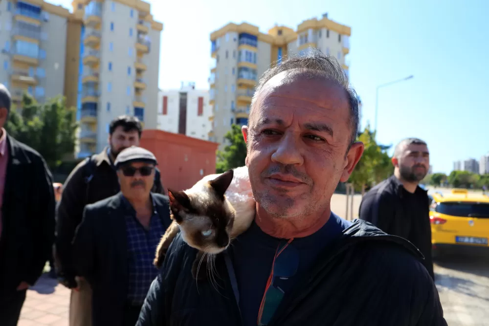 Antalya'da seyir halindeki otomobil alev alev yandı Sürücü kedisiyle son anda kurtuldu