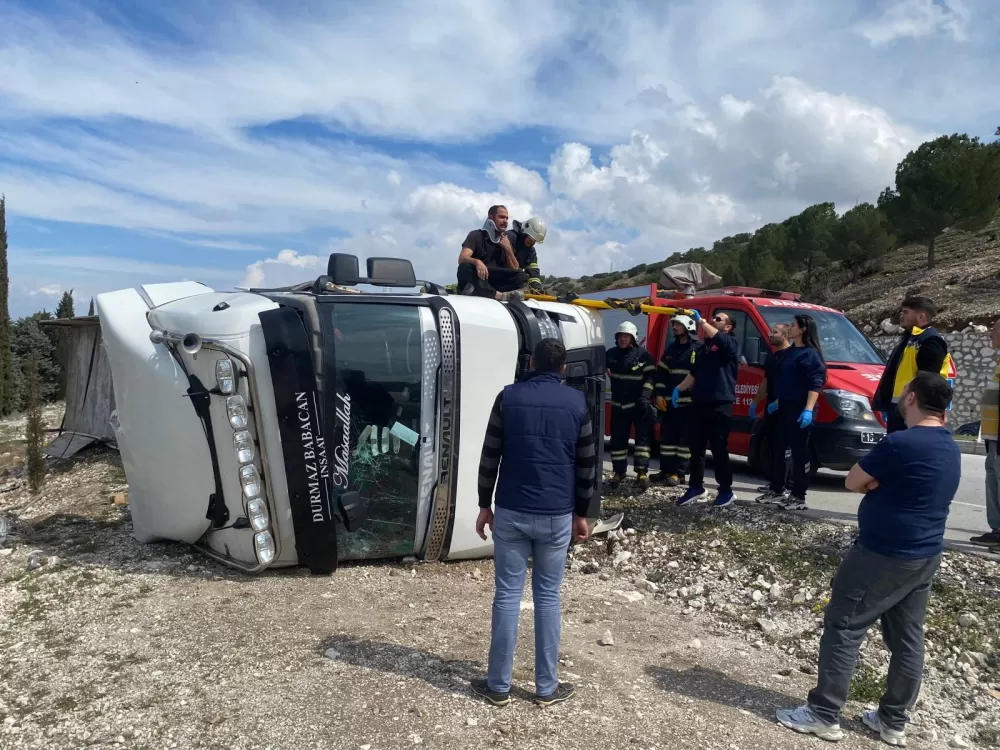 Burdur'da kaza Tır devrildi 1 yaralı
