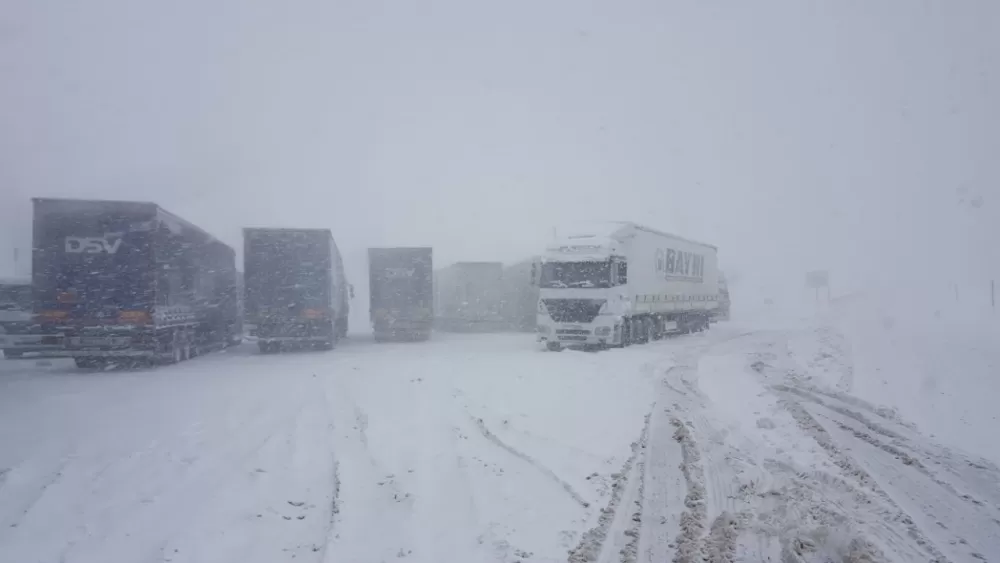 Erzincan güne karla uyandı Kar ve sis ulaşımı olumsuz etkiledi  yolda kaldılar