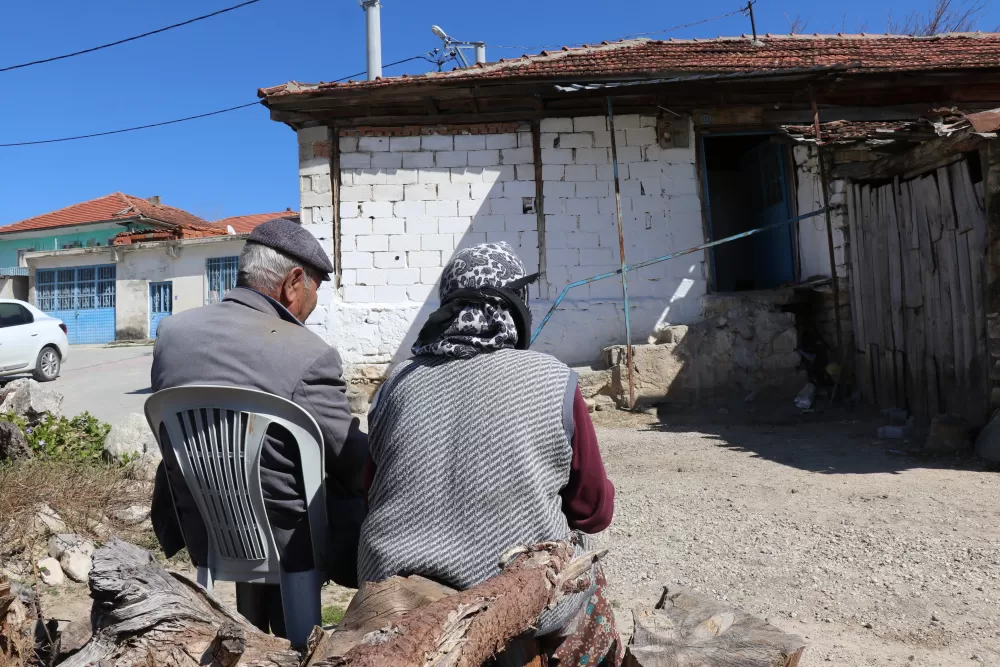 Depremde hasar gören evlerini dışarıdan izliyorlar