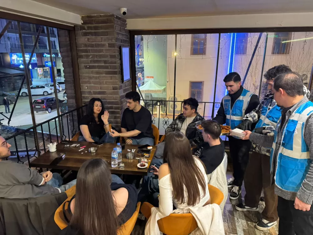 Bucak’ta teravih çıkışı tatlı sürpriz Anahtar Parti Gençlik Kollarından gönül köprüsü