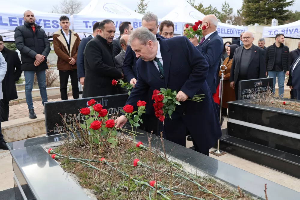BBP Genel Başkanı Muhsin Yazıcıoğlu ile birlikte hayatını kaybeden İsmail Güneş ve 4 kişi Sivas'ta mezarları başında anıldı