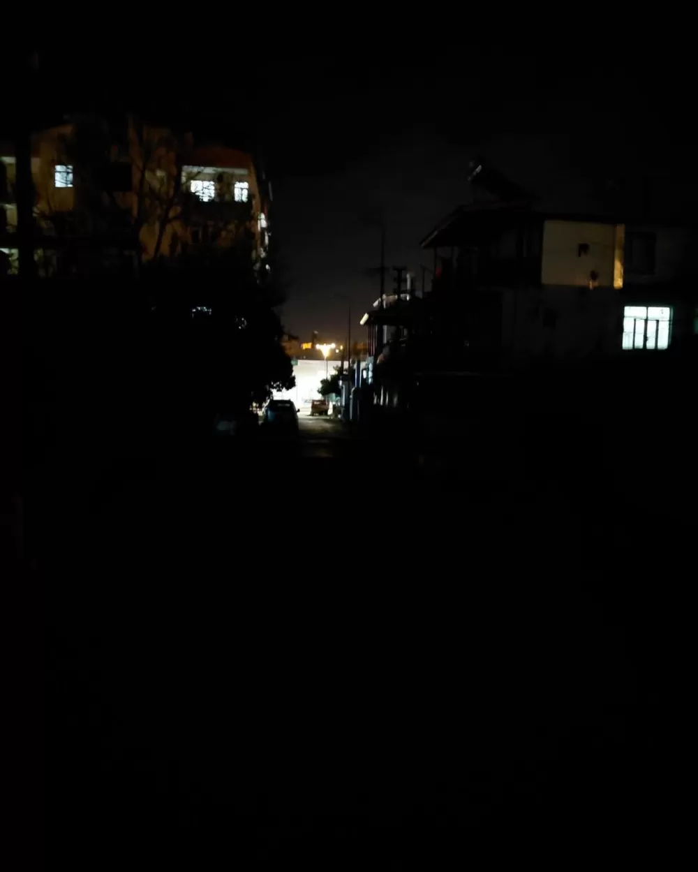 Serik Karanlığa Büründü: Vatandaş Elektrik Kesintilerine Tepki gösteriyor