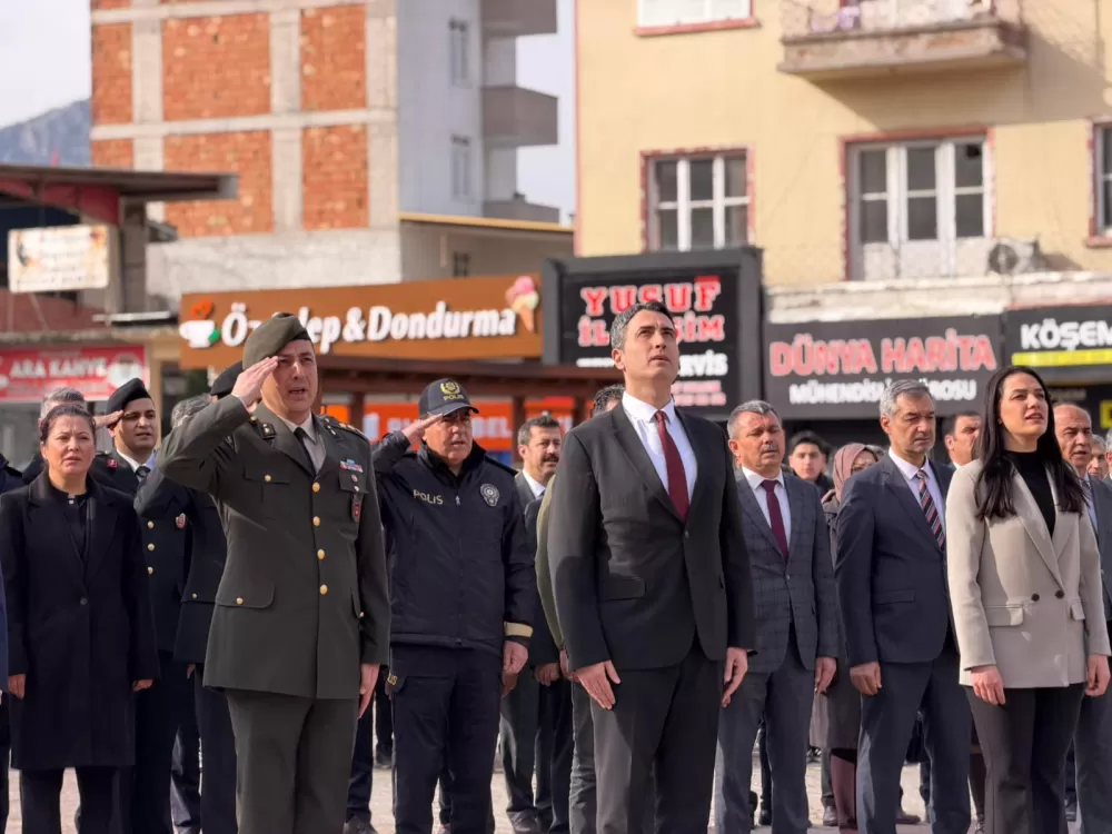 Bucak'ta 18 Mart Şehitleri Anma Günü'nde çelenk sunuldu