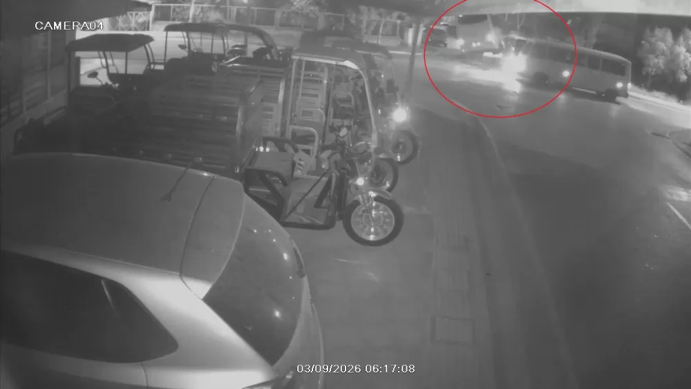Kaza yapan otel servisi, park halindeki araçların üzerine devrildi