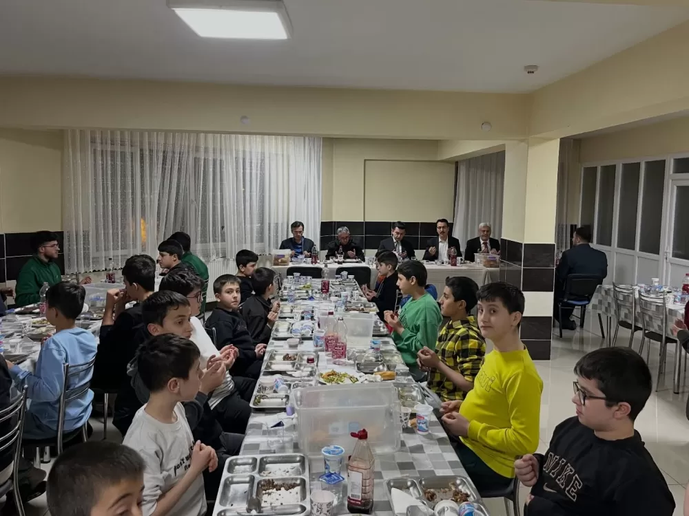 Gölhisar'da Ramazan bereketi Protokol ve öğrenciler iftarda buluştu
