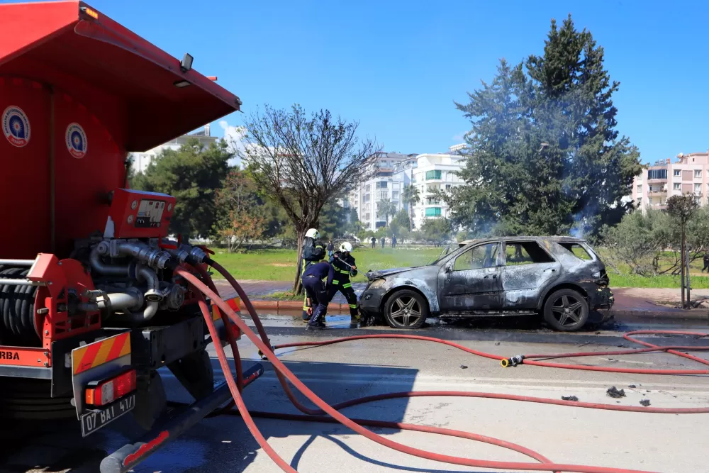 Antalya'da seyir halindeki otomobil alev alev yandı Sürücü kedisiyle son anda kurtuldu