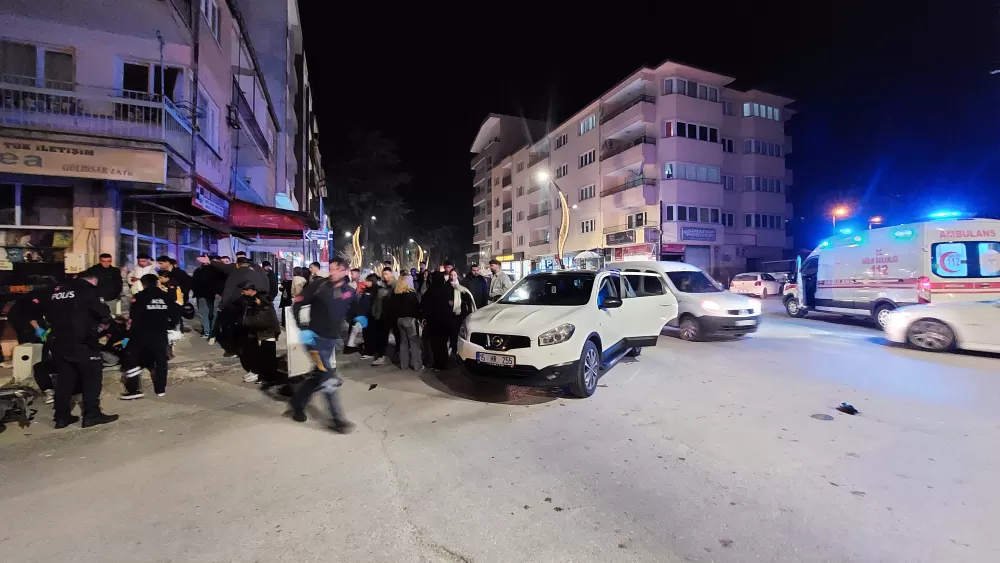 Burdur'da otomobil ile çarpışan motosikletlinin yaralandığı kaza kamerada