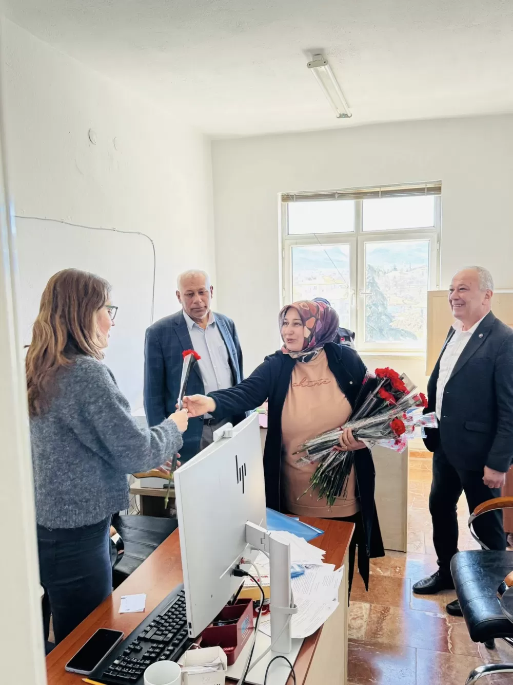 Çeltikçi’de Kadınlar Günü Başkan Ezin tek tek kutladı