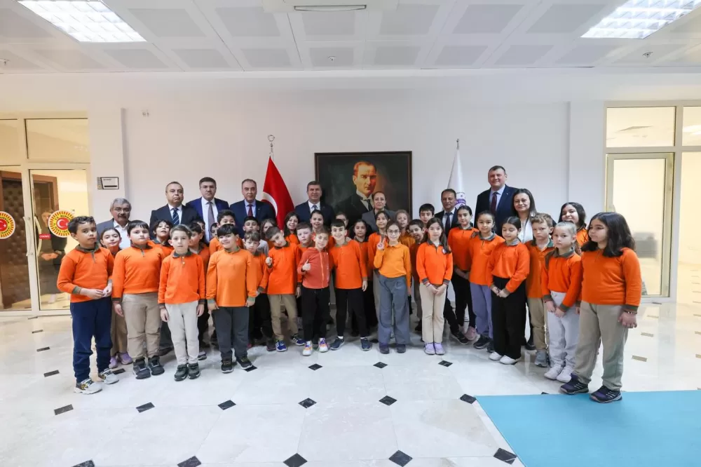 Burdur Valisi Bilgihan Gazi İlkokulu öğrencilerini makamında kabul etti