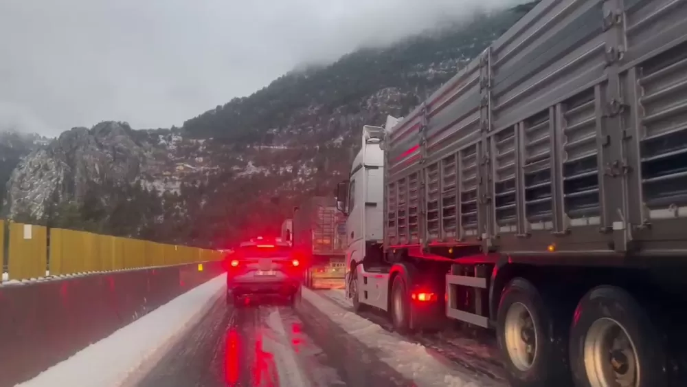 Adana Pozantı Ulukışla Otoyolda dolu ulaşımda aksamalara neden oldu