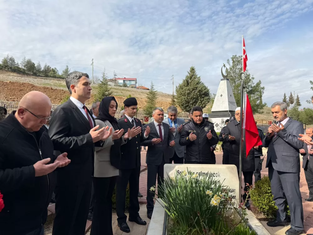 Bucak’ta şehitler kabri başında dualarla anıldı
