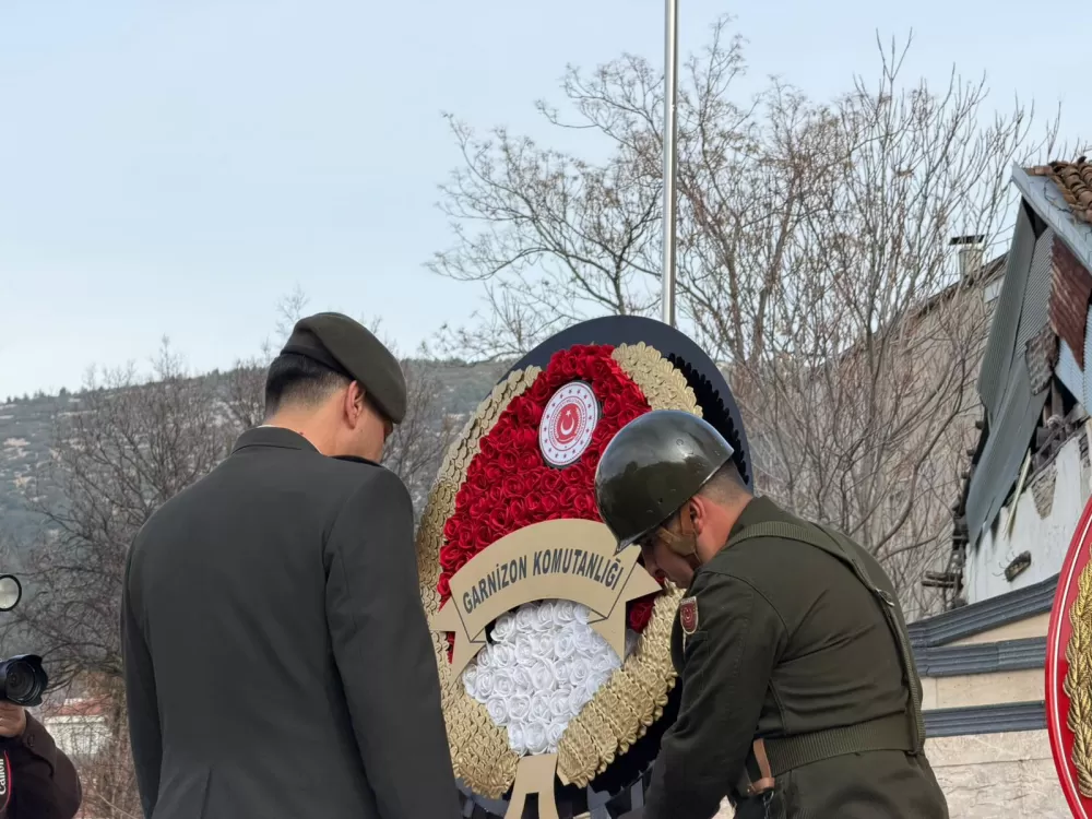 Bucak'ta 18 Mart Şehitleri Anma Günü'nde çelenk sunuldu