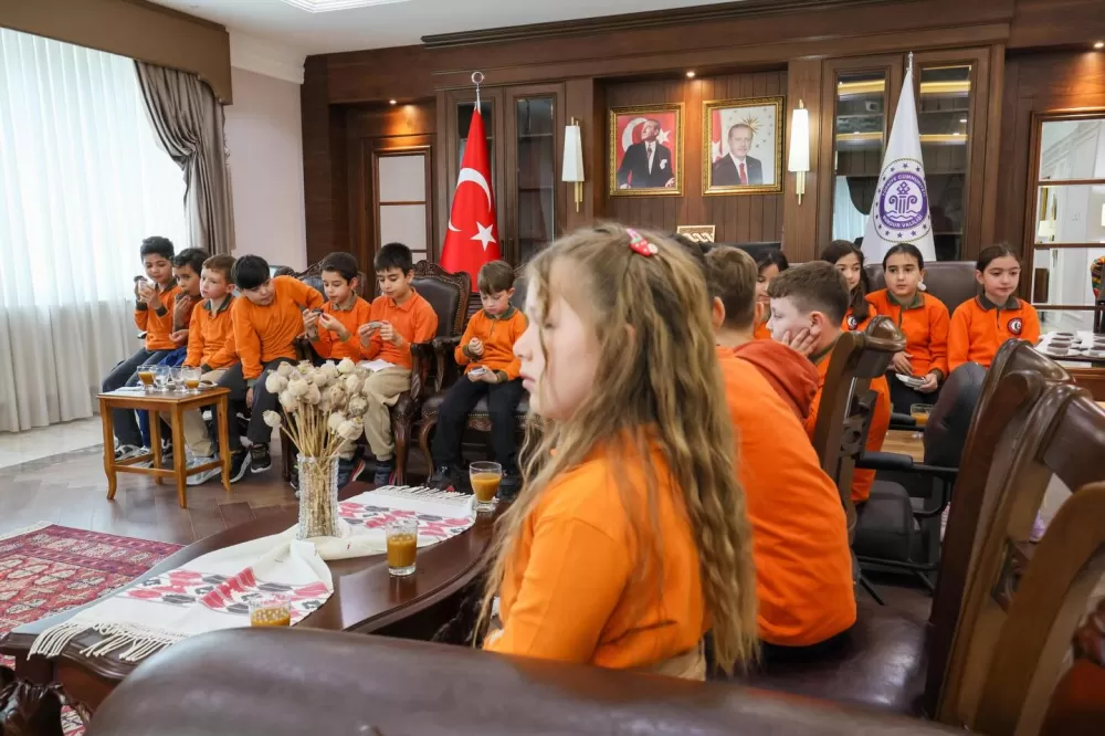 Burdur Valisi Bilgihan Gazi İlkokulu öğrencilerini makamında kabul etti