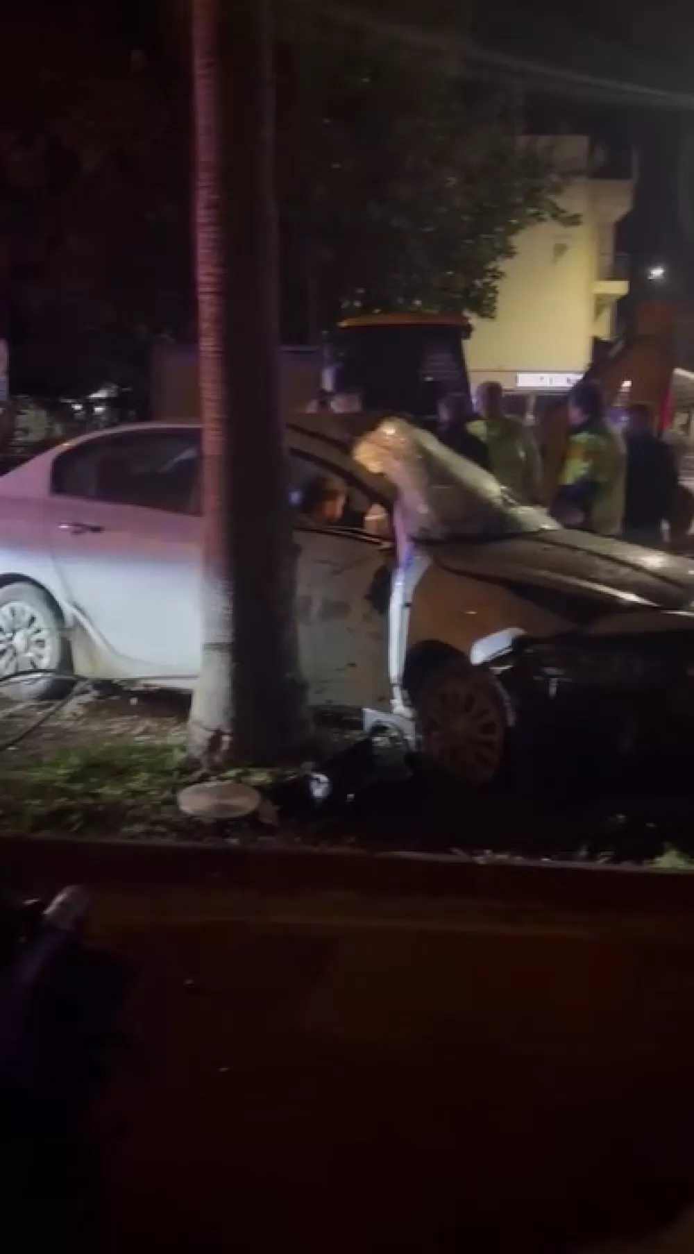 Antalya Alanya'da Otomobil yoldan çıktı elektrik direğine çarptı 2 yaralı 