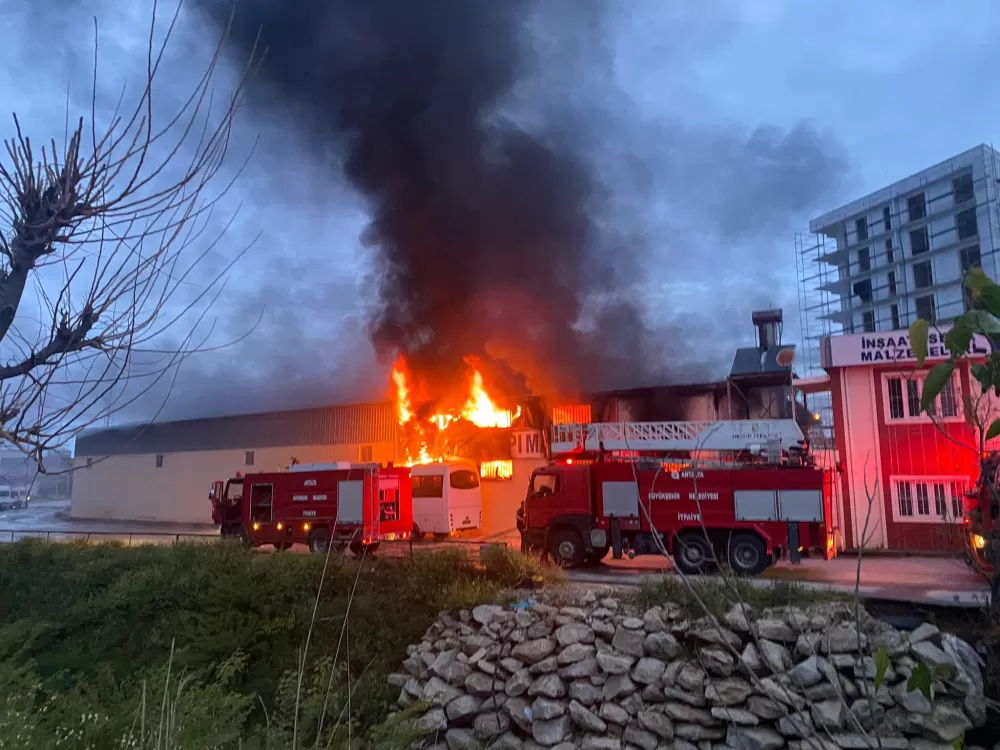 Antalya'da inşaat malzemeleri deposunda korkutan yangın