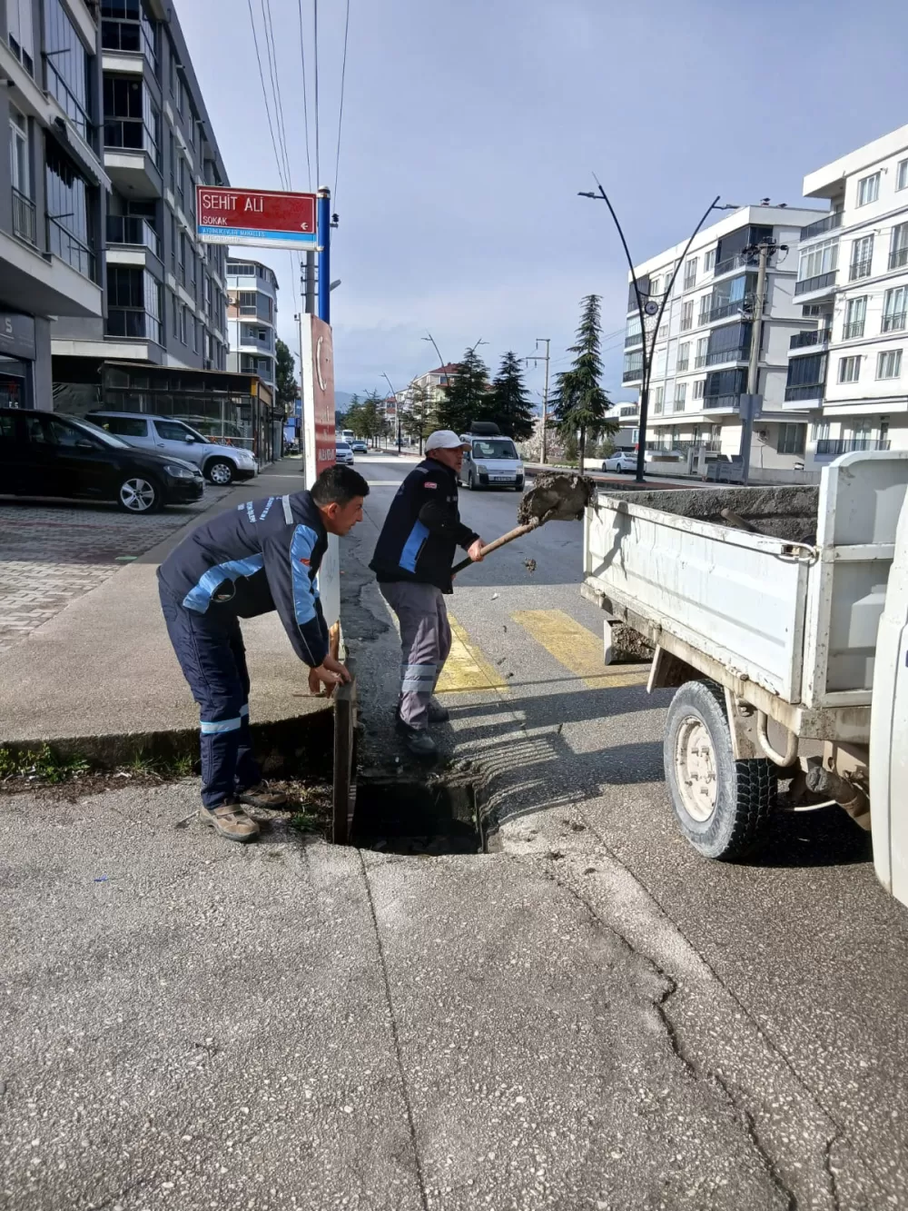 Burdur’da yağmur suyu hatlarında temizlik mesaisi