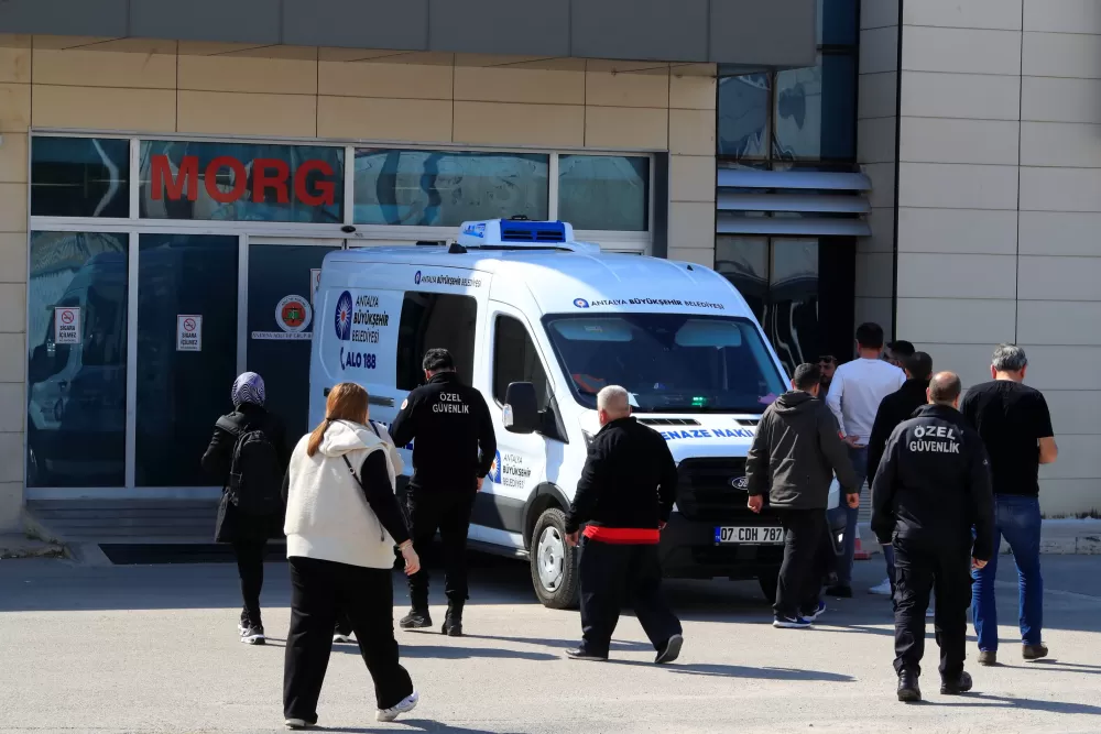 Antalya'da bariyerlere çarpan motosikletli hayatını kaybetti