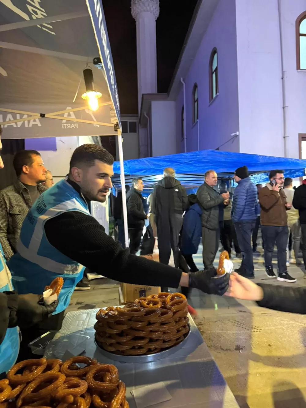 Bucak’ta teravih çıkışı tatlı sürpriz Anahtar Parti Gençlik Kollarından gönül köprüsü