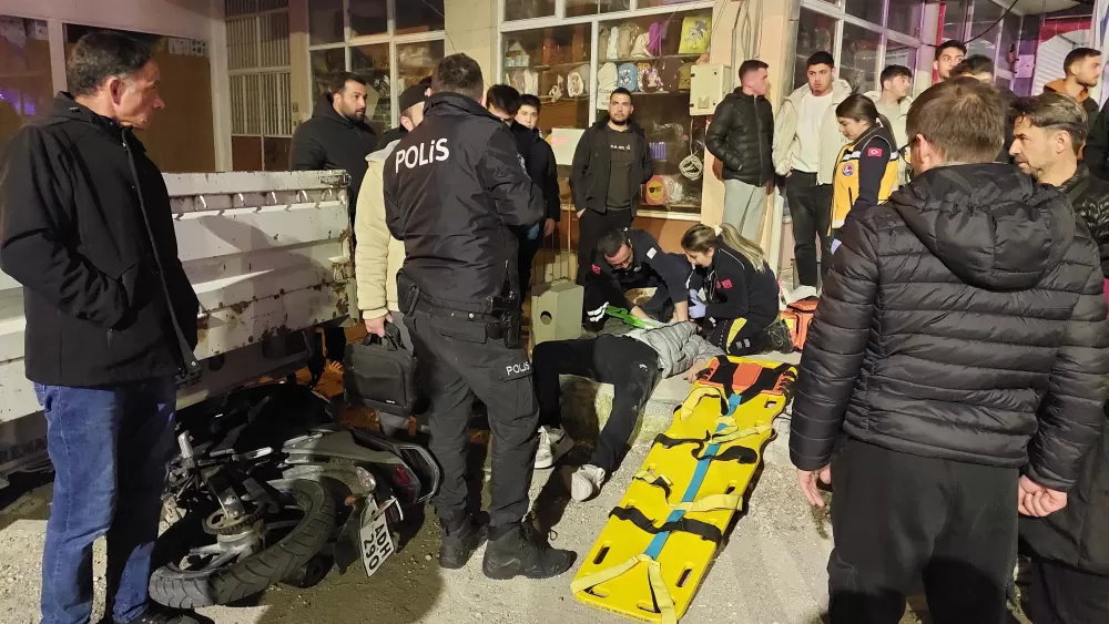 Burdur'da otomobil ile çarpışan motosikletlinin yaralandığı kaza kamerada