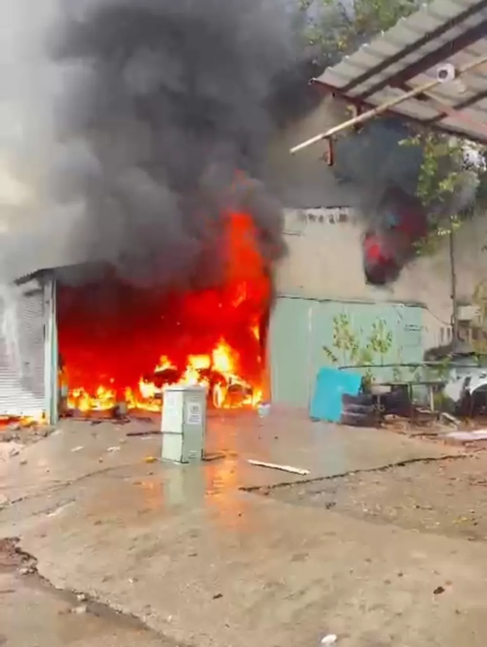  Antalya Kepez'de oto boyama atölyesindeki yangında iki iş yeri 2 Araç yandı 