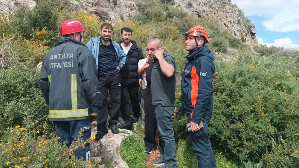 Antalya Kepez'de Dengesini kaybederek kayalıklardan düşen kadını ekipler kurtardı