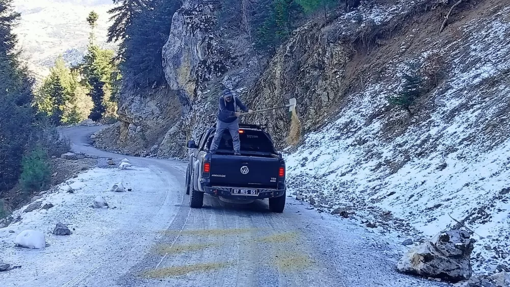 Alanya’nın kırsal yollarında ulaşım mesaisi sürüyor