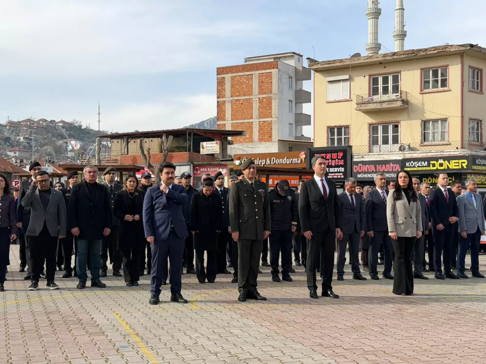 Bucak'ta 18 Mart Şehitleri Anma Günü'nde çelenk sunuldu