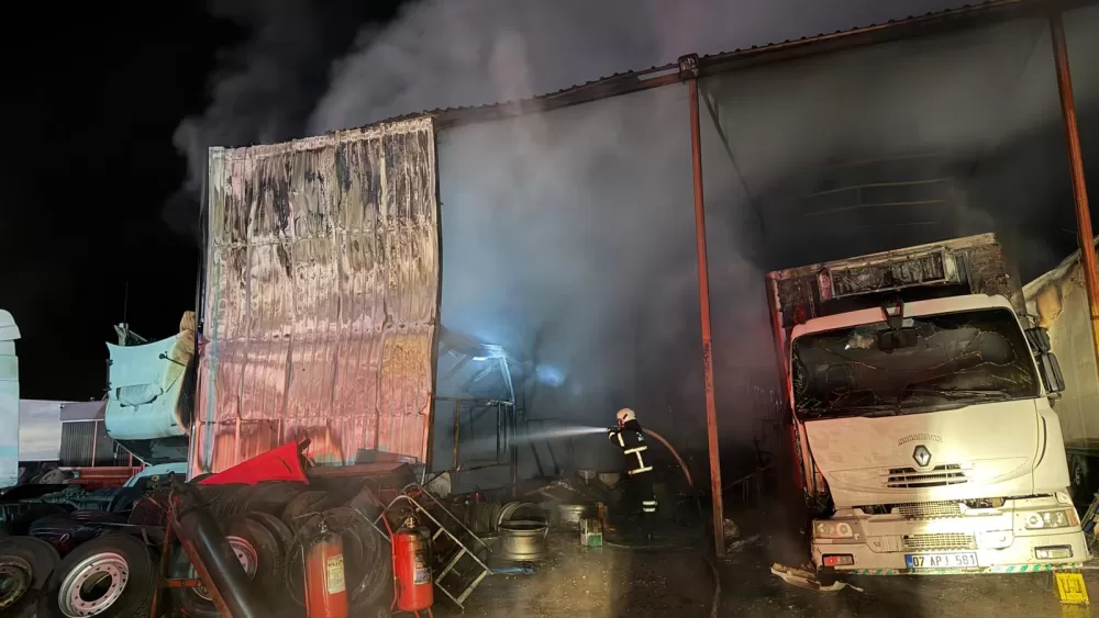 Bucak’ta Ağır Vasıta Servisinde Yangın serviste bulunan araçlar hasar alırken  yedek parça bölümü yandı Maddi, hasar Büyük 