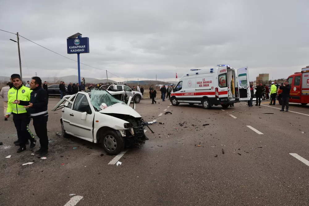Ankara'dan geliyorlardı Nevşehir'de Bayram arifesinden kafa kafaya çarpıştılar Baba ve 2 oğlu hayatını kaybetti  1 ağır 6 yaralı 