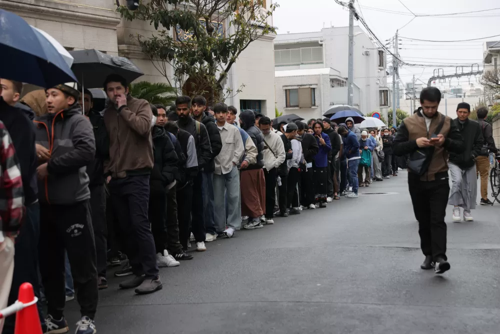  Japonya'daki Tokyo Camii'nde Bayram namazında izdiham  yoğun katılım nedeniyle sırayla 5 kez Bayram Namazı kılındı   