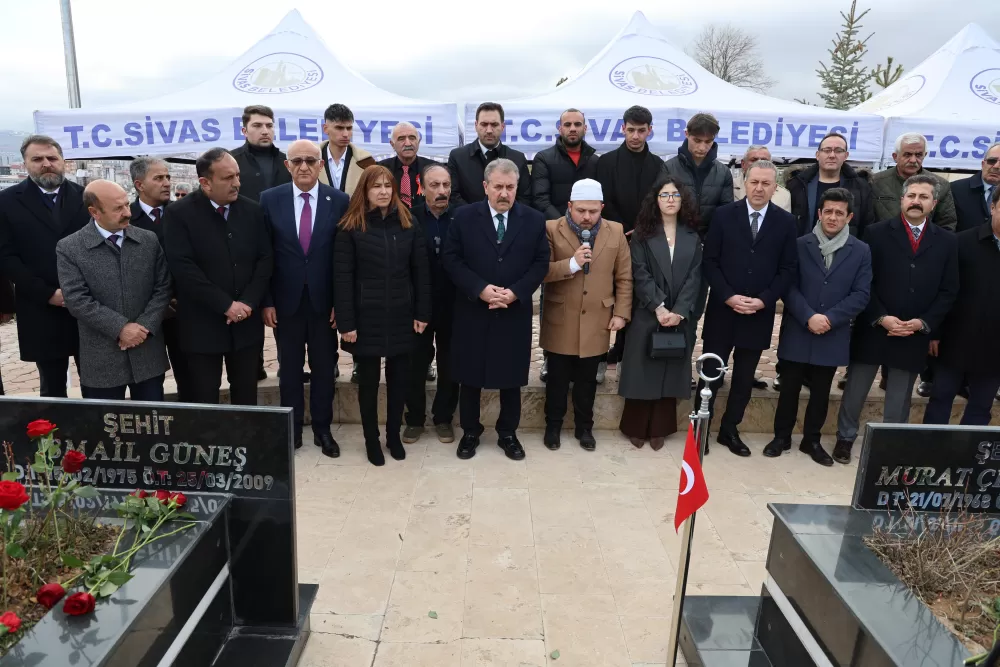 BBP Genel Başkanı Muhsin Yazıcıoğlu ile birlikte hayatını kaybeden İsmail Güneş ve 4 kişi Sivas'ta mezarları başında anıldı