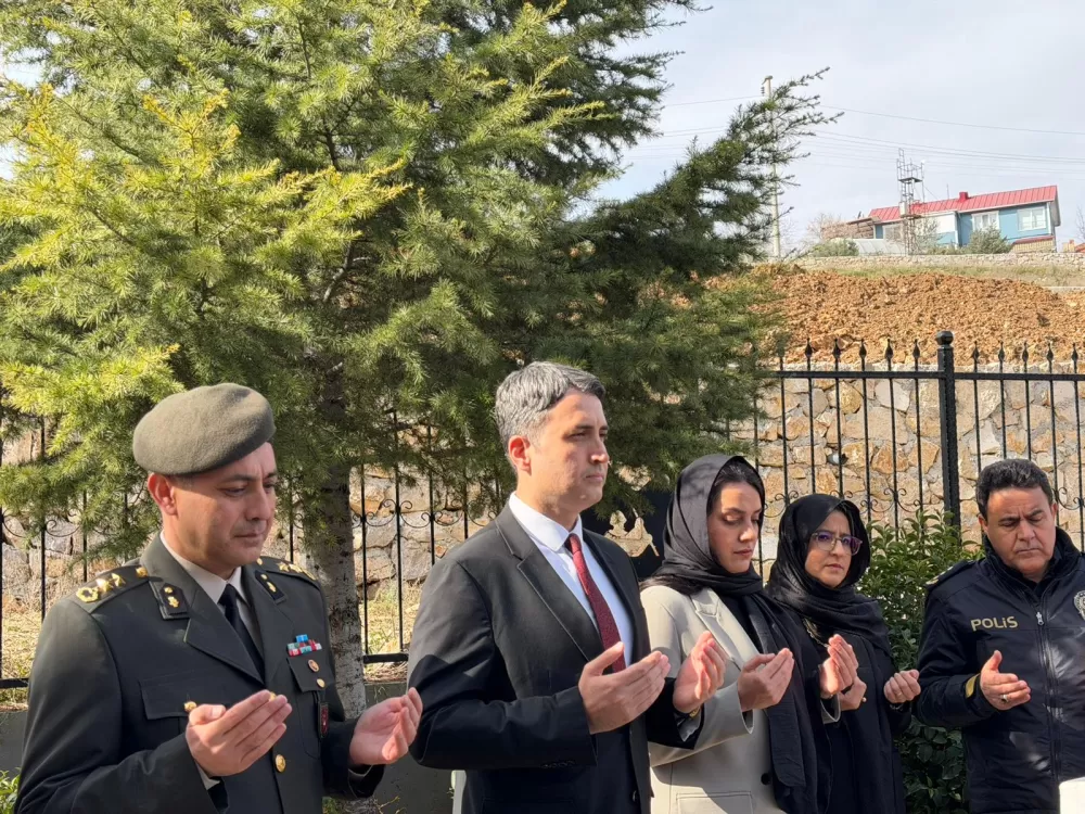 Bucak’ta şehitler kabri başında dualarla anıldı