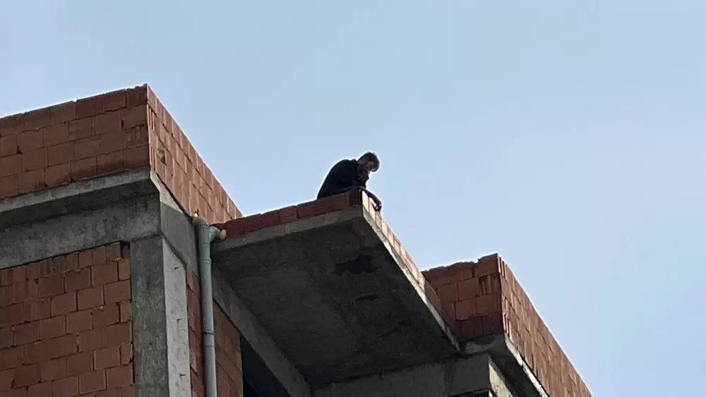 Antalya’da tartıştığı eşi telefonu açmayınca inşaatın çatısına çıktı